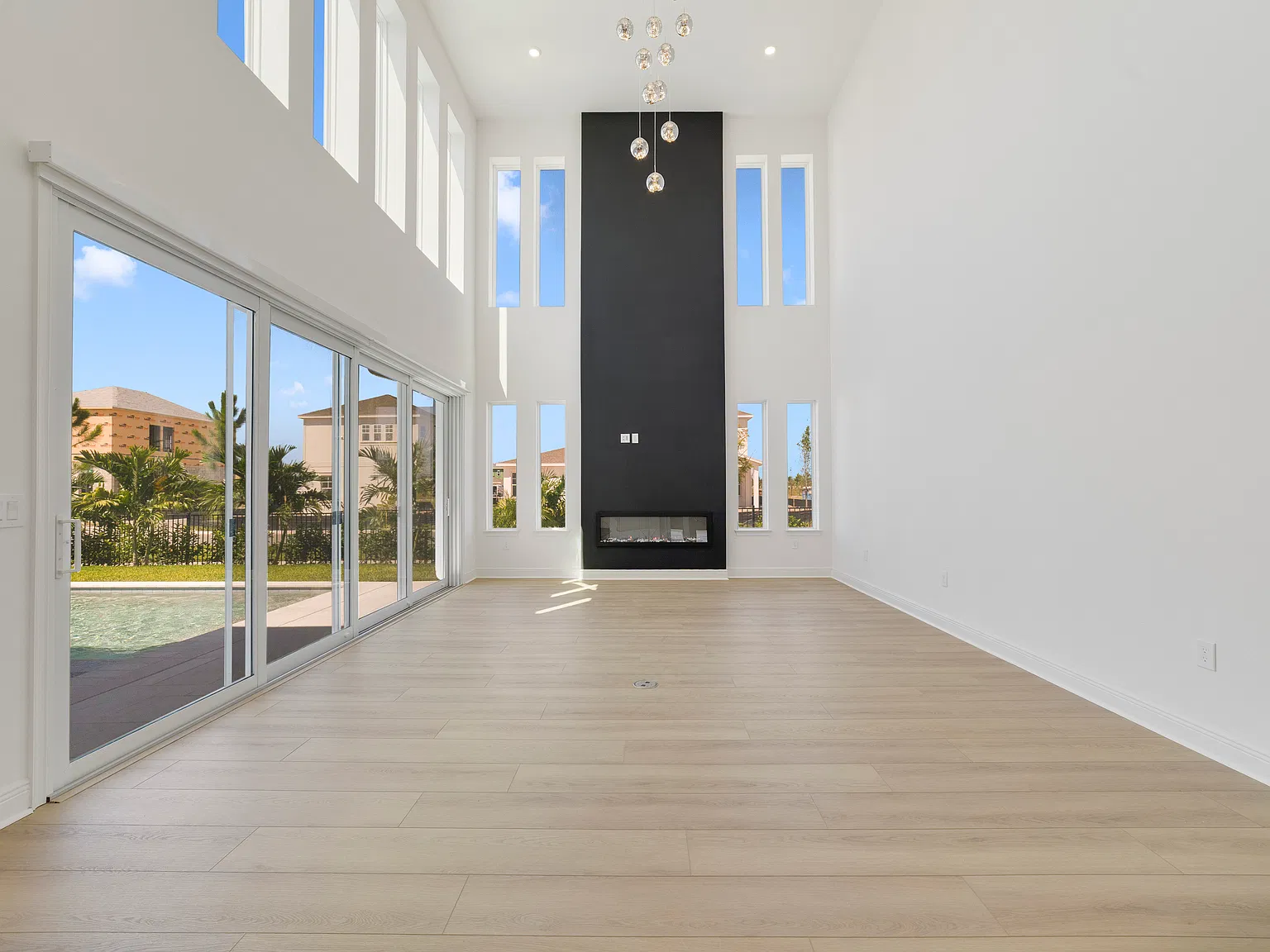 6 bed, 4574 sqft, $9,750 — Photo 3