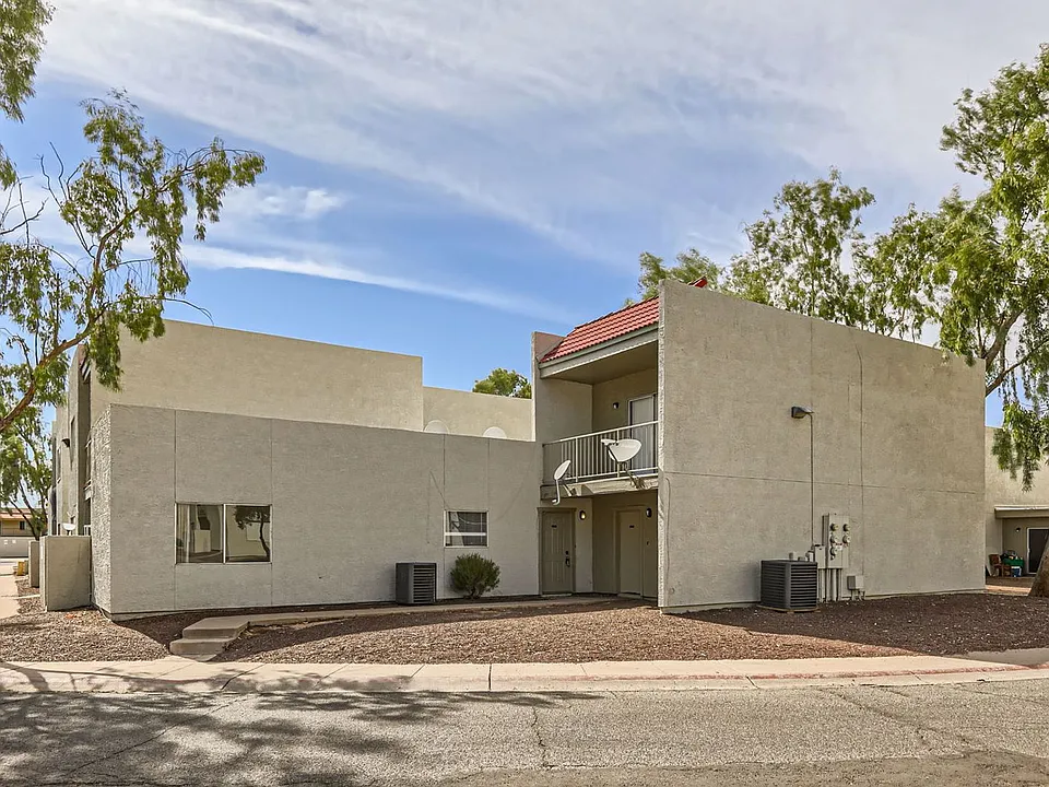 2826 E Le Marche Ave