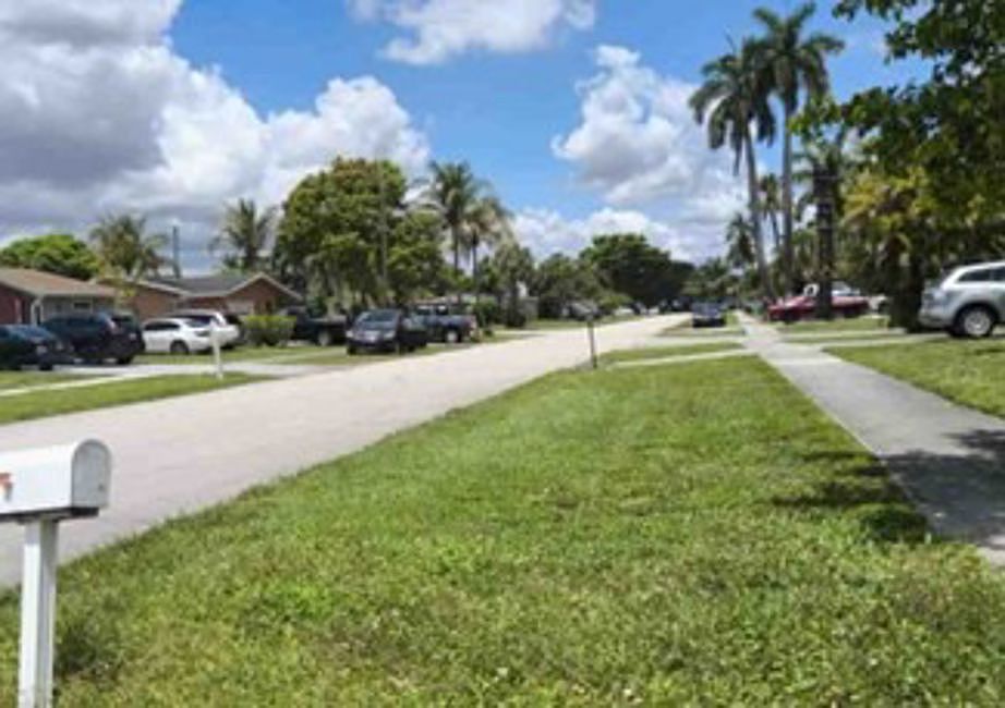 Exterior Neighborhood (street photo)