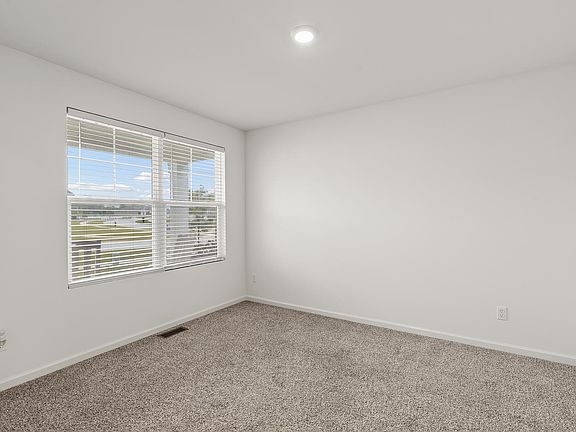 5th image of 624 Ensign Pl