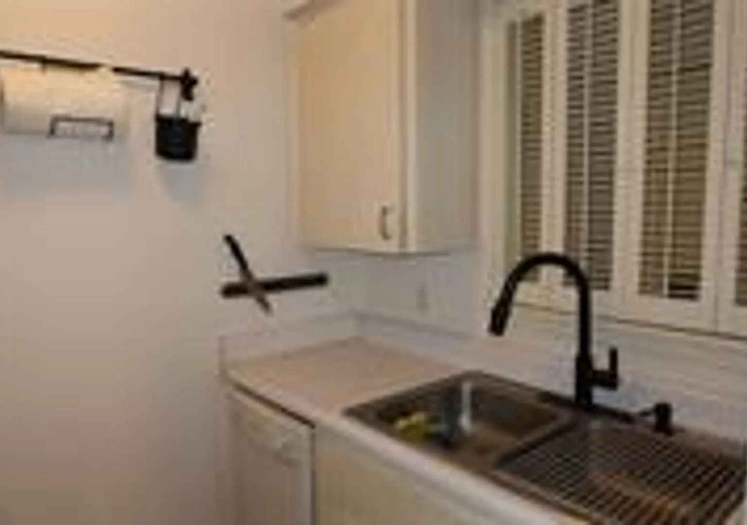Super Cute, Tastefully Furnished, Hyde Park Condo — Photo 3