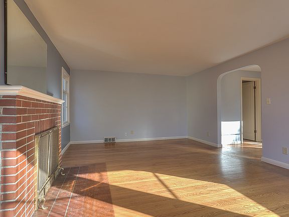 4th image of 10508 Palatine Ave N