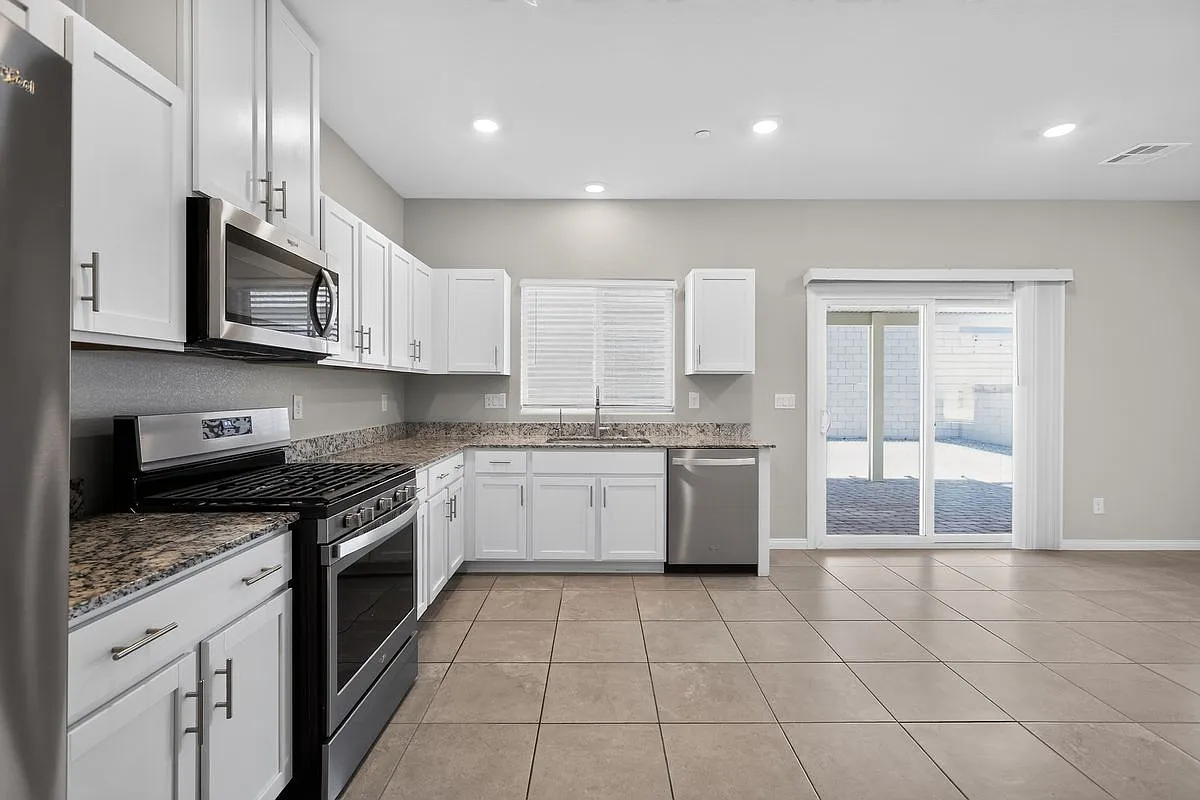 4 bed, 2.5 bath, 1674 sqft, $2,215 — Photo 3
