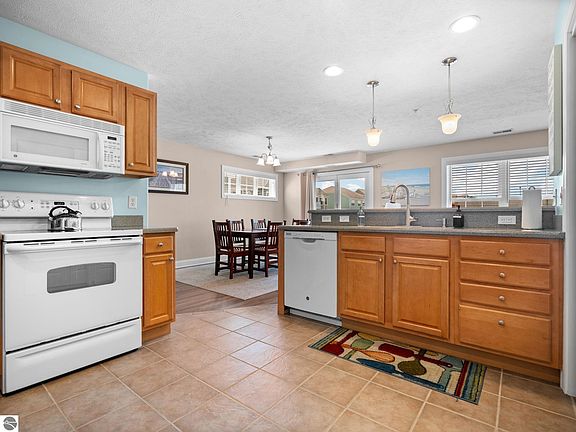 4th image of 100 Hope St #209