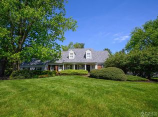 27 Washington Dr, Cranbury, NJ 08512