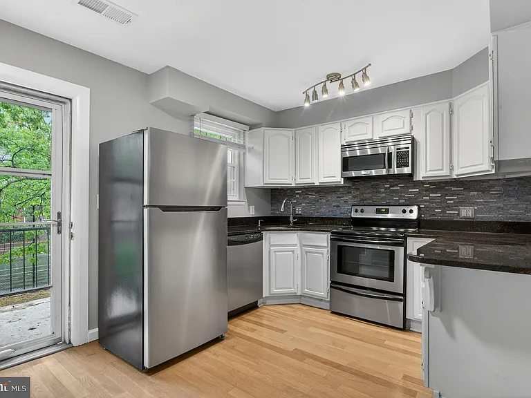2812 S Wakefield St #D — Photo 5