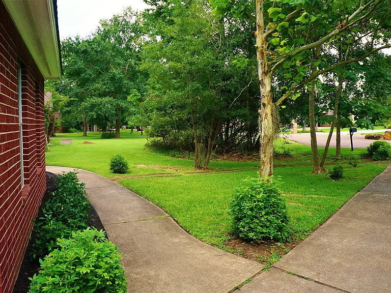 2429 Chantilly Ln — Photo 6