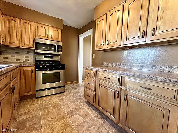 3rd image of 546 Forest Hill Dr