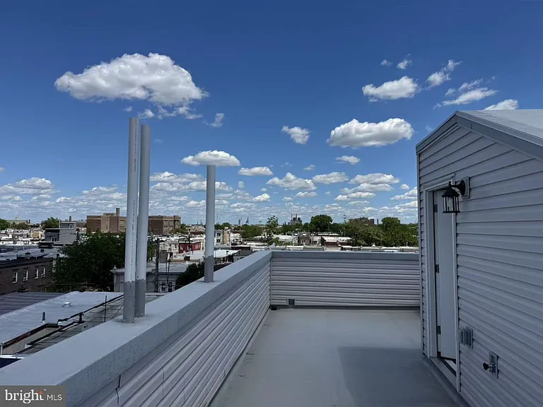 2611 S Marshall St — Photo 3