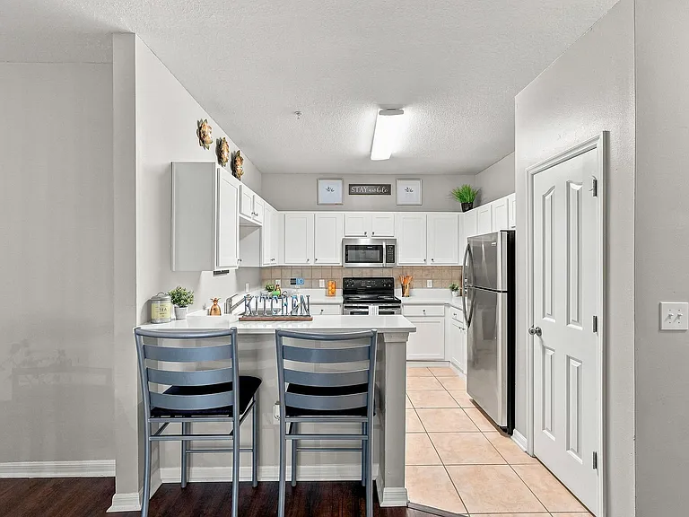 West 10 — Photo 10