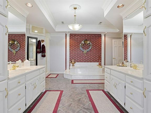 16th image of 103 E Dogwood St