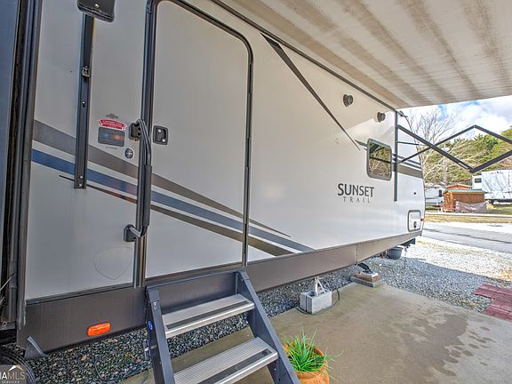 5th image of 46 Holiday Rambler Ln