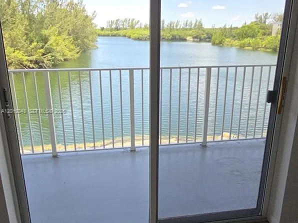 8240 SW 210th St APT 214, Cutler Bay, FL 33189