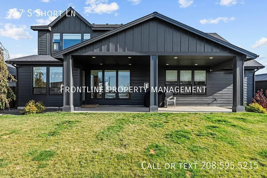 Beautiful former parade home in exclusive river community! — Photo 2