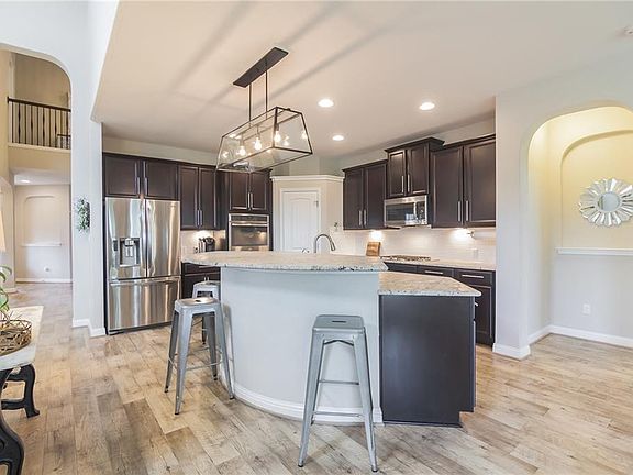 5th image of 305 Bellagio Dr
