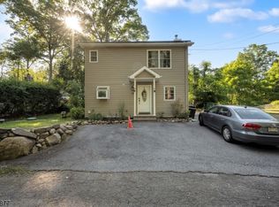 66 Laurel Dr, Oak Ridge, NJ 07438