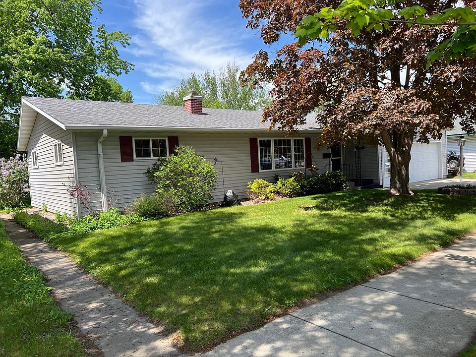 1st image of 407 1st St SW