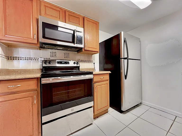 865 Sky Lake Cir #D — Photo 7