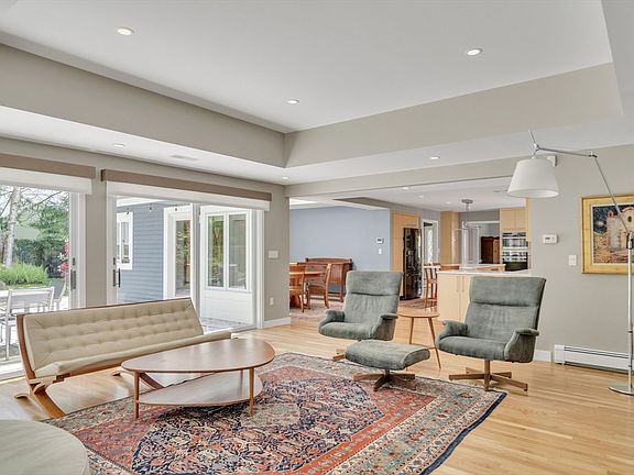 5th image of 42 Buckman Dr