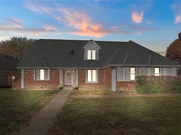 1262 E Butterfield Pl, Olathe, KS 66062