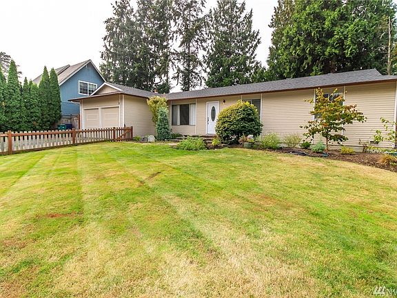 Big level front yard for outside entertaining! Again, it is fully fenced and has a walk thru gate to the back yard on this side of the house also.