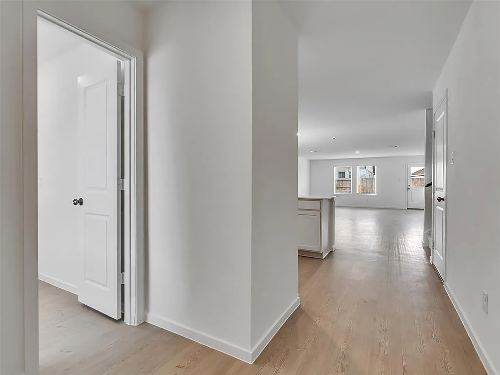 4 bed, 2.5 bath, 2247 sqft, $2,500 — Photo 3