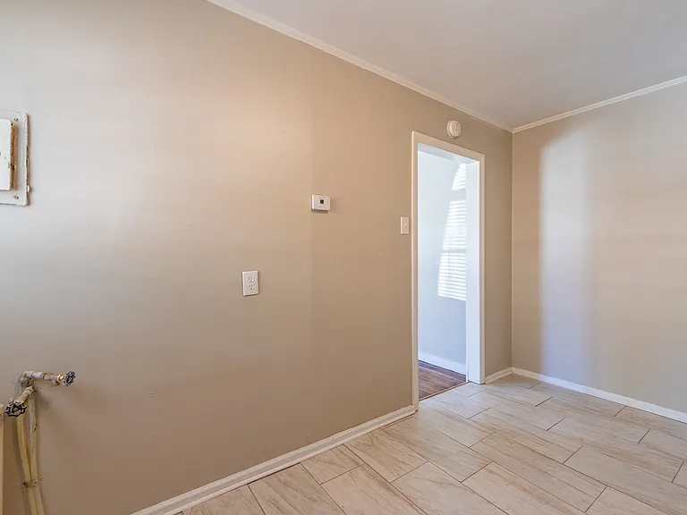 1677 Echles St — Photo 11