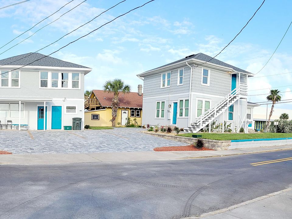 The 1B1B apartment for rent is the whole the second story of the house on the right.