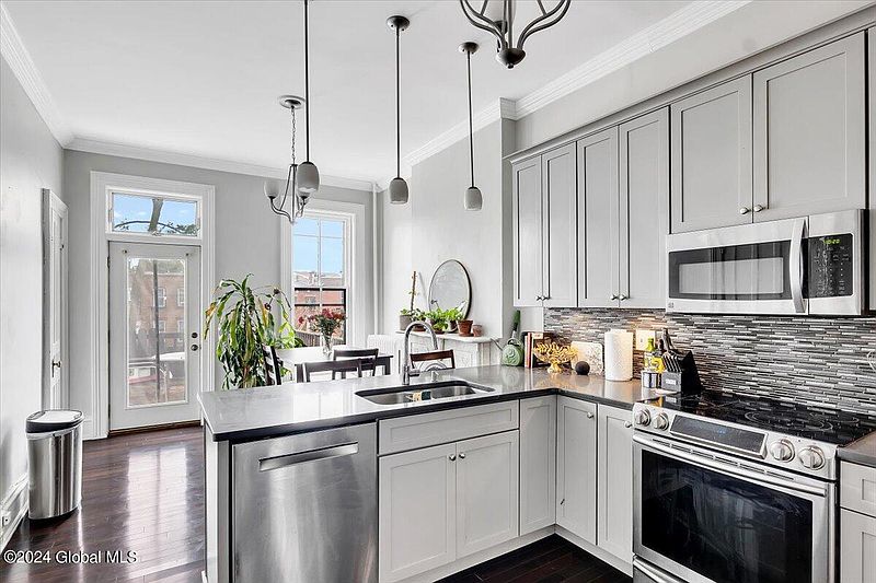 3rd image of 395 Hamilton Street