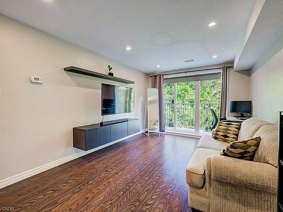 4th image of 45 Cedarhill Cres #9C