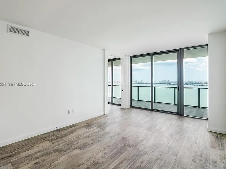 650 NE 32nd St #1305 — Photo 9