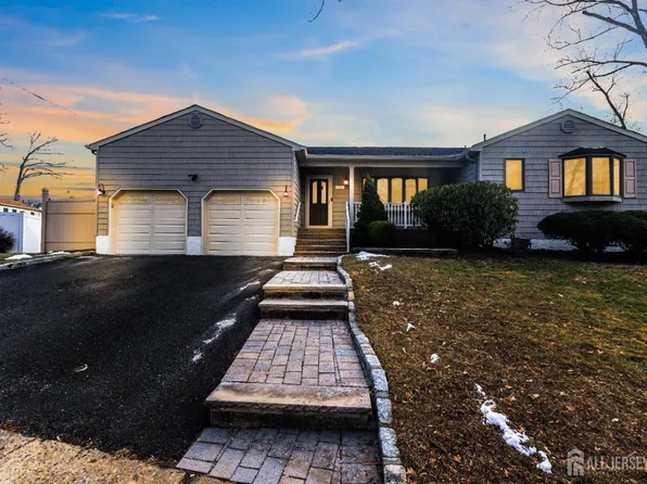 5 Zimmerman Ct, Milltown, NJ 08850