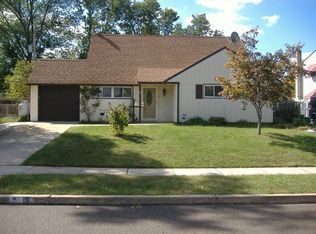 19 Downhill Rd, Levittown, PA 19056