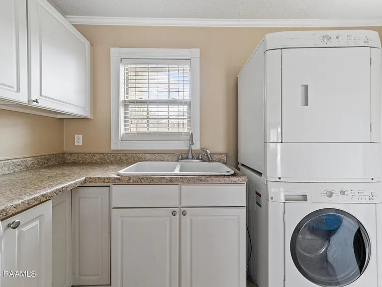 1501 W Saint Mary Blvd #B — Photo 9