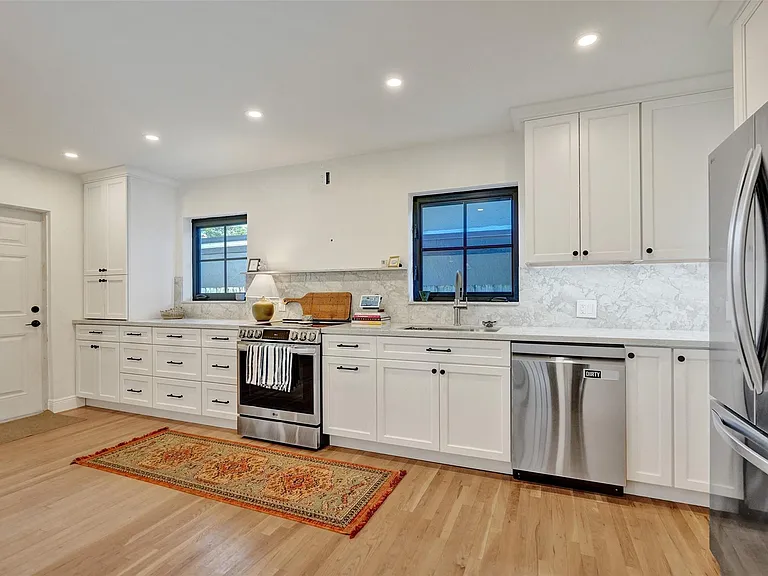 807 SW 18th St — Photo 10