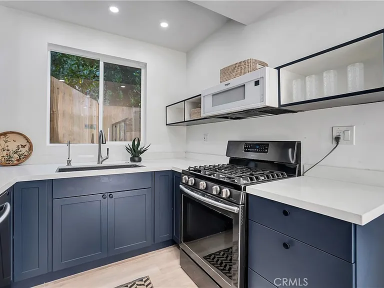 1145 S Longwood Ave — Photo 64