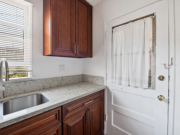 5th image of 2032 Delaware Ave #2034F