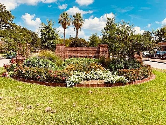 Welcome to the Houston Heights, established in the 1890's. With over 100 properties in the area that are on the National Register for Historic Places, the Houston Heights is rich in history and have uniquely preserved different era of beauty.