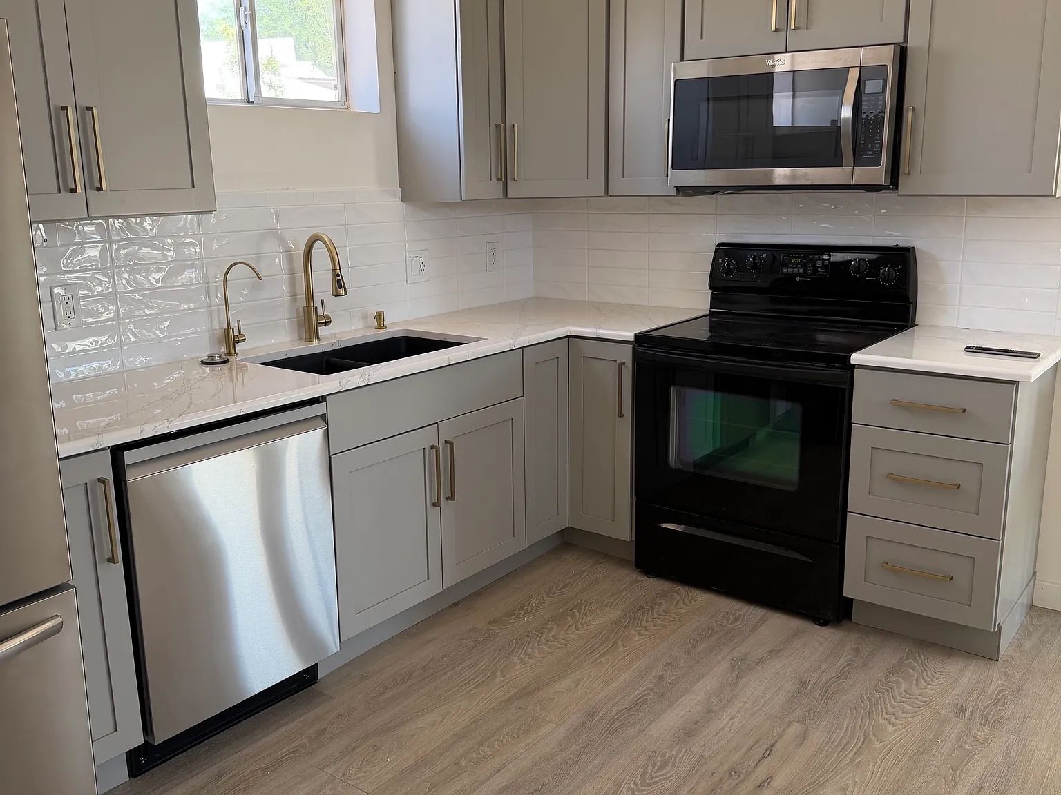 2 bed, 800 sqft, $2,400 — Photo 3