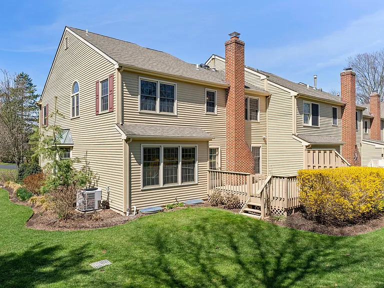 611 Chatham Ct — Photo 3