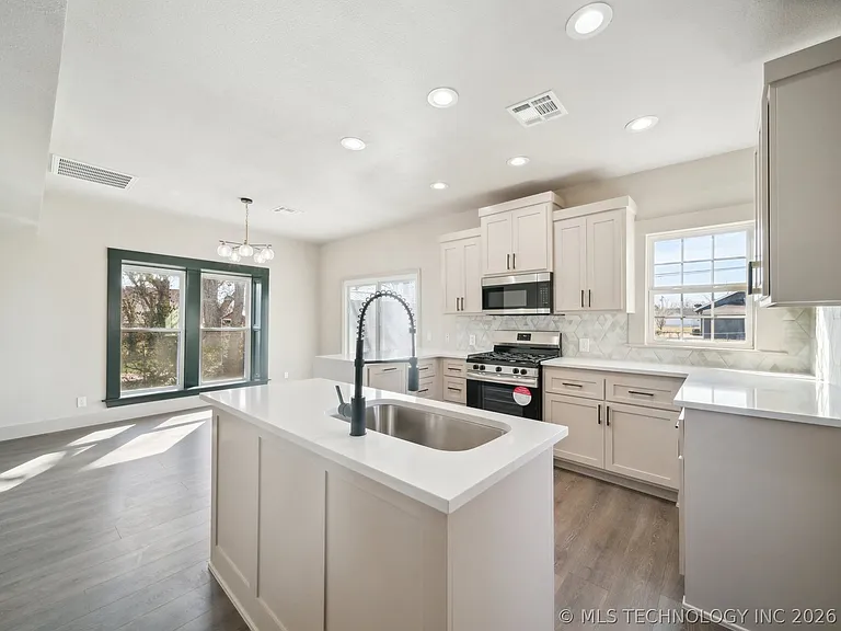 221 W Detroit St — Photo 28