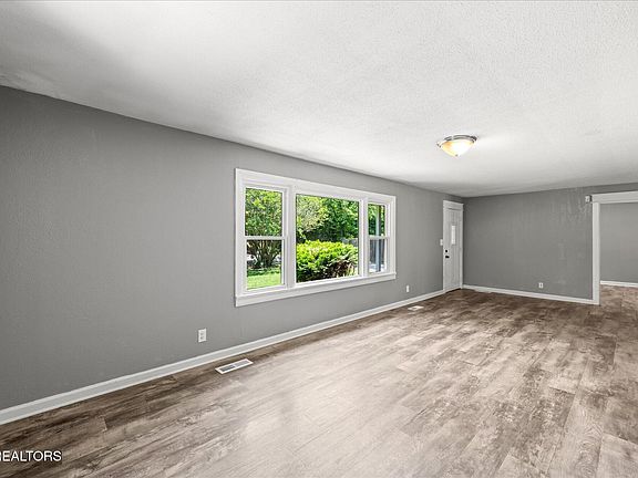 5th image of 208 Jones Dr SE