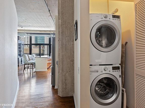 4th image of 210 S Desplaines St APT 507