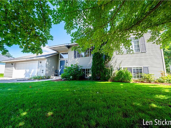 3rd image of 7068 Pine Oak Ln