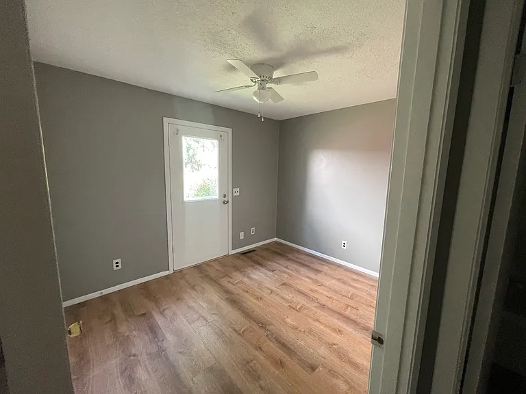 304 N Independence St #B — Photo 5