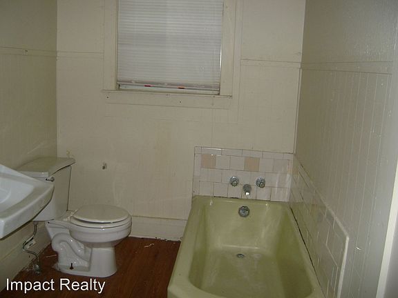 4th image of 2418 Russell Ave