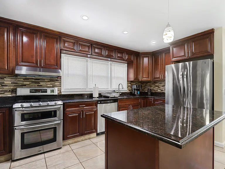 221 Lawrence St — Photo 4