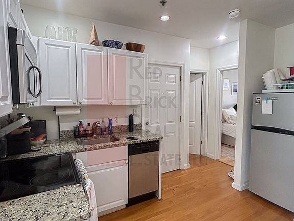 3rd image of 6 Cleveland Pl APT 12