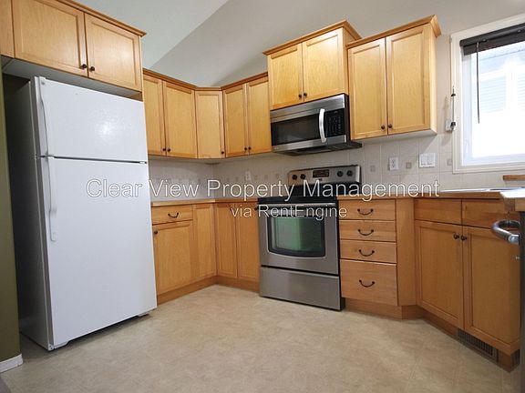 3rd image of 598 Squamish Ln W