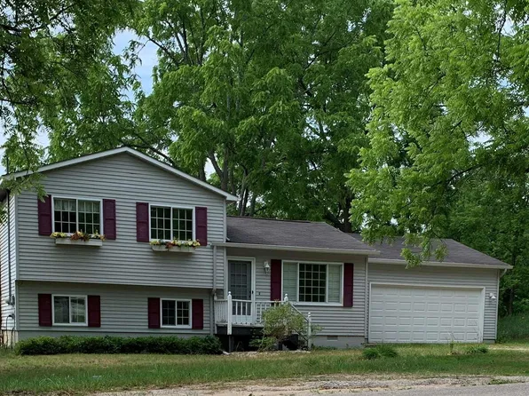 2391 E Kasben Rd, Cedar, MI 49621